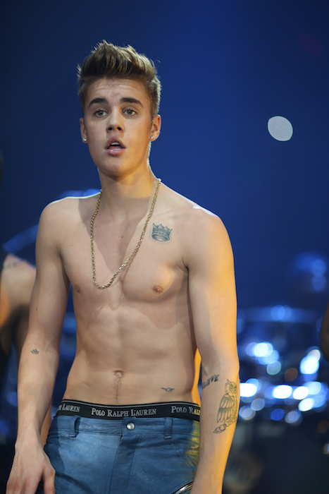 justinbieber-shirtless-hot-b96-pepsi-4